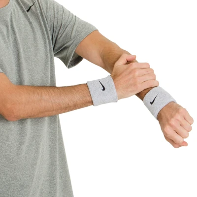 MUNHEQUEIRA NIKE PEQUENA SWOOSH WEISTBAND - Cinza/preto