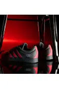 TÊNIS ADIDAS VL COURT AUDI REVOLUT F1 TEAM - Grafite/vermelho TÊNIS ADIDAS VL COURT AUDI REVOLUT F1 TEAM - Grafite/vermelho