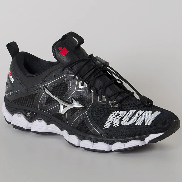 TÊNIS MIZUNO WAVE SKY 2 TRI IRONMAN MASCULINO - Preto/branco TÊNIS MIZUNO WAVE SKY 2 TRI IRONMAN MASCULINO - Preto/branco