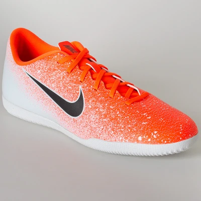 TÊNIS NIKE MERCURIALX VAPOR 12 CLUB IC - Laranja/branco